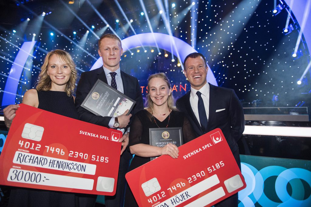 Radiosportens Richard Henriksson och NSD:s Moa Höjer tar emot Lars-Gunnar Björklunds stipendium.  Här med Svenska Sportjournalistförbundets ordförande Lisa Edwinsson och Svenska Spels presschef Andreas Jerat. Foto: Johanna Lundberg/Bildbyrån