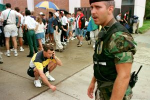 Sommar-OS i Atlanta 1996. Pressansvarige Björn Folin får besked om att det svenska kungahuset just vänt och ställer in sitt besök i Olympiabyn efter ett bombhot.